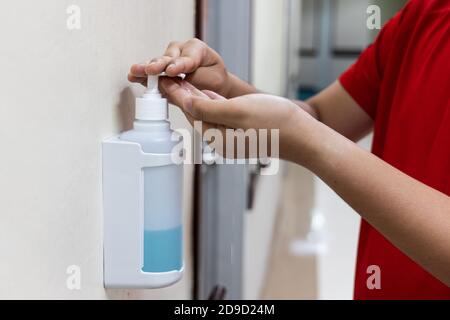 Person, die im Krankenhaus Desinfektionsmittel-Desinfektionsmittel auf die Hand gibt Stockfoto