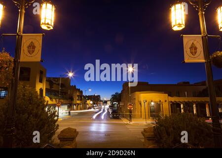 Santa Fe, New Mexico / USA - 2. Oktober 2014: Die Kreuzung von E. San Francisco Street und Cathedral Place bei Dämmerung mit Langzeitbelichtungs s Stockfoto