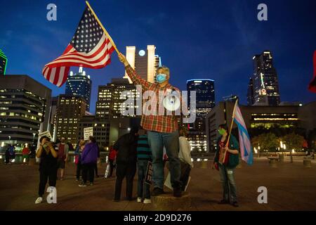 Dallas, Texas, USA. November 2020. (Datum) (Ort) - Benny De La Vega, ein Wähler aus Dallas, steht vor dem Rathaus von Dallas und winkt einen Tag nach dem Wahltag bei einer Kundgebung mit der amerikanischen Flagge. Da die Stimmen noch immer gezählt werden, steht die Annullierung der Präsidentschaft von 2021 an, wobei Texas sich auf Trump stützt. Quelle: Chris Rusanowsky/ZUMA Wire/Alamy Live News Stockfoto