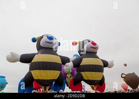 Albuquerque, New Mexico / USA - 8. Oktober 2014: Zwei Luftballons in Bienenform bereiten sich auf den Balloon Fiesta in Albuque vor Stockfoto