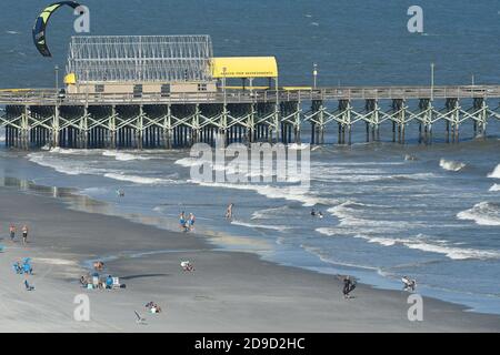 Mann wird am Strand von seinem para-Surf-Kite gezogen Stockfoto