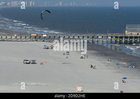 Mann wird am Strand von seinem para-Surf-Kite gezogen Stockfoto