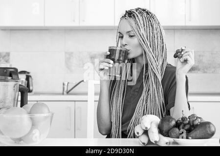 Frische Spirulina. Diät-Konzept. Gesundes Sommergetränk. Wohlbefinden und Gewichtsverlust Konzept. Blonde gesunde Mädchen trinkt grünen Smoothie. Gesundes Leben und Stockfoto