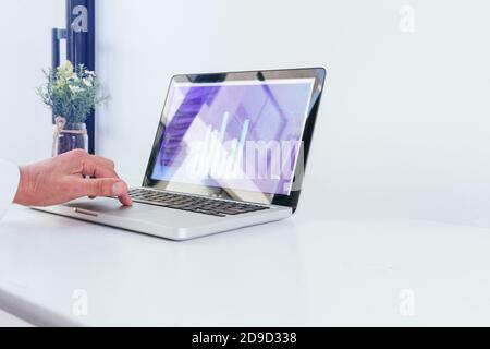 Nahaufnahme einer Hand auf dem Laptop-Pad mit Bild Auf Ihrem Bildschirm in einem weißen Büro mit reichlich Kopie Platz Stockfoto