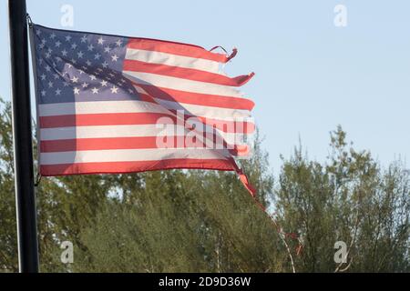 Mesa, USA. November 2020. Am 4. November 2020 fliegt eine amerikanische Flagge in Fetzen im Haus eines Donald Trump-Unterstützers in Mesa, Arizona, USA. Der typisch republikanische Staat stimmte für den ehemaligen Vizepräsidenten Joe Biden und wählte auch einen demokratischen Senator, Mark Kelly, in den US-Senat. Der Staat hat sich in Opposition zum amtierenden Präsidenten "blau" umgedreht, was seit 1948 nicht mehr geschehen ist. (Foto von Alexandra Buxbaum/Sipa USA) Quelle: SIPA USA/Alamy Live News Stockfoto