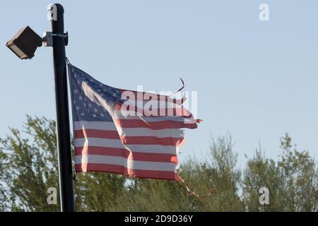 Mesa, USA. November 2020. Am 4. November 2020 fliegt eine amerikanische Flagge in Fetzen im Haus eines Donald Trump-Unterstützers in Mesa, Arizona, USA. Der typisch republikanische Staat stimmte für den ehemaligen Vizepräsidenten Joe Biden und wählte auch einen demokratischen Senator, Mark Kelly, in den US-Senat. Der Staat hat sich in Opposition zum amtierenden Präsidenten "blau" umgedreht, was seit 1948 nicht mehr geschehen ist. (Foto von Alexandra Buxbaum/Sipa USA) Quelle: SIPA USA/Alamy Live News Stockfoto