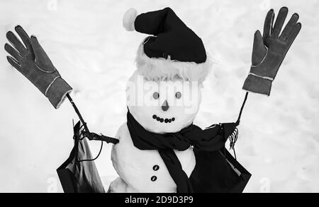 Schneemann zum Verkauf. Grußkarte Mit Festtagskunst. Niedlichen Schneemann in Hut und Schal auf schneebedeckten Feld mit Überraschung Weihnachtsgeschenk. Frohe Weihnachten und glückliches Neues Stockfoto