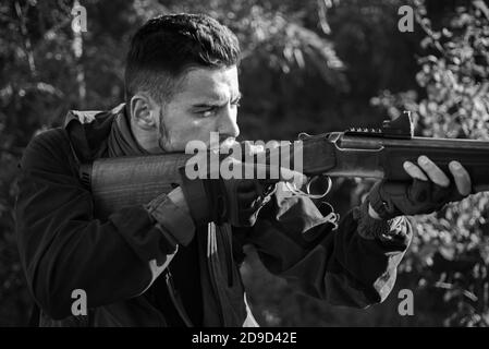 Jäger mit Schrotflinte auf der Jagd. Herbstjagd. Autom. Jagd. Jagd ohne Grenzen. Gewehr. Stockfoto