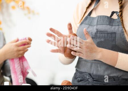 Detail der weiblichen Konditorinnen, die mit Fondant -Frau arbeiten Hände kneten Ton Stockfoto