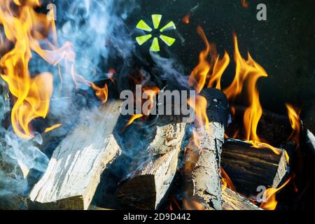 Brennendes Brennholz und Holzholz im Grill. Nahaufnahme. Stockfoto