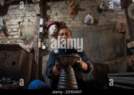 Bhaktapur, Nepal. November 2020. Ein Töpfer macht Steingut Öllampen während Tihar Festival Vorbereitungen.auch bekannt als das Festival der Lichter, Tihar (Deepawali) ist ein fünftägiges Festival, in dem verschiedene Formen von Tieren verehrt werden. Das Fest wird auch zu Ehren der Hindu-Göttin Laxmi, der Göttin des Reichtums, gefeiert. Kredit: SOPA Images Limited/Alamy Live Nachrichten Stockfoto