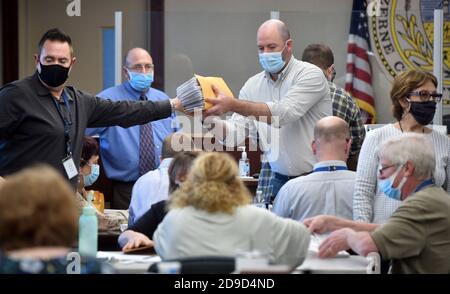 Wilkes Barre, Usa. November 2020. Mitarbeiter des Landkreises Luzerne öffnen Briefwahlzettel, die am Wahlausschuss in Wilkes-Barre gezählt werden.Pennsylvania Briefwahlzettel werden mit insgesamt etwa fünfzigtausend gezählt, Luzerne County hofft, heute Abend zu beenden. Die Medien dürfen die Stimmenauszählung in Pennsylvania dokumentieren. Kredit: SOPA Images Limited/Alamy Live Nachrichten Stockfoto