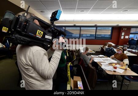 Wilkes Barre, Usa. November 2020. Lokale und nationale Medien kommen in Luzerne County ab, während die Mitarbeiter des Landkreises die Mailing-in-Wahlzettel zählen.Pennsylvania Mail-in-Wahlzettel werden mit etwa fünfzigtausend insgesamt gezählt, Luzerne County hofft heute Abend zu beenden. Die Medien dürfen die Stimmenauszählung in Pennsylvania dokumentieren. Kredit: SOPA Images Limited/Alamy Live Nachrichten Stockfoto