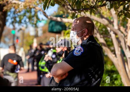 Washington, DC, USA, 4. November 2020. Im Bild: Während der "Shutdown the Attack on Democracy march" setzte die US-Polizei des Kapitols etwa 18 Offiziere ein, um das Republikanische Nationalkomitee und den Capitol Hill Club - zwei private Einheiten - vor friedlichen Demonstranten zu schützen, die forderten, dass alle Stimmen bei den Präsidentschaftswahlen gezählt werden. Rassen-, Sozial- und Klimagerechtigkeitsorganisationen in DC unterstützten den gemeinsamen marsch und Protest. Kredit: Allison C Bailey/Alamy Live Nachrichten Stockfoto