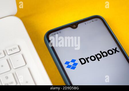 In dieser Abbildung wird das Dropbox-Logo auf einem Smartphone angezeigt. Stockfoto