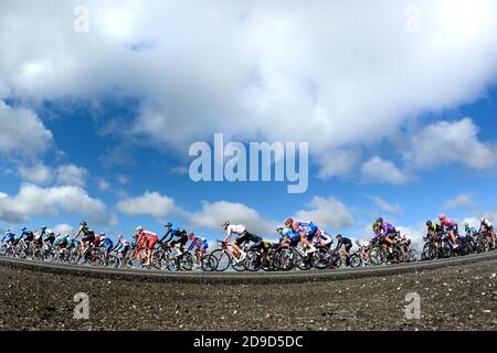 Radfahrer auf der Rennstrecke während der „La Vuelta“ Ciclista a España, auch bekannt als die Vuelta a España oder einfach La Vuelta, ein professionelles Rennrad Etappenrennen umstritten in der gesamten spanischen Geographie gesehen. Es findet zwischen Ende August und Mitte September statt und gehört zum UCI World Tour Kalender, der höchsten Kategorie von professionellen Rennen. Es ist einer der wichtigsten Wettbewerbe in Europa, zusammen mit der Tour de France und dem Giro d'Italia.Dieses Jahr wurde der Wettbewerb auf Oktober und November wegen der Covid-19 Gesundheitskrise verschoben. Stockfoto