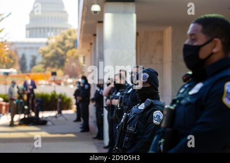 Washington, DC, USA, 4. November 2020. Im Bild: Während der "Shutdown the Attack on Democracy march" setzte die Metropolitan (DC) Polizei etwa 24 Beamte ein, um ein Gebäude zu bewachen, in dem mehrere Nachrichtenkanäle von friedlichen Demonstranten untergebracht waren, die forderten, dass alle Stimmen bei den Präsidentschaftswahlen gezählt werden. Rassen-, Sozial- und Klimagerechtigkeitsorganisationen in DC unterstützten den gemeinsamen marsch und Protest. Die Demonstranten besuchten Organisationen, die Trump unterstützen, und forderten, dass sie bei den Präsidentschaftswahlen eine vollständige Stimmenauszählung unterstützen. Kredit: Allison C Bailey/Alamy Live Nachrichten Stockfoto