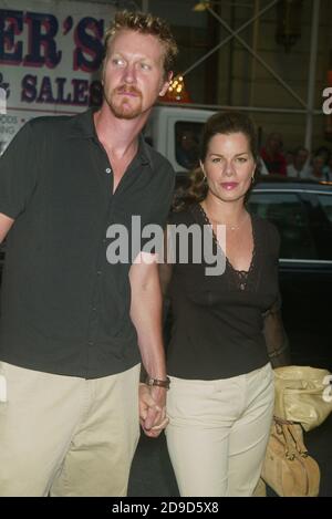 Marcia Gay Harden und ihr Ehemann Thaddaeus Scheel besuchen am 5. August 2003 die Premiere von "Le Divorce" im Pariser Theater in New York City. Foto: Henry McGee/MediaPunch Stockfoto