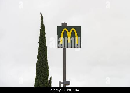 Valencia, Spanien. November 2020. Logo des multinationalen Fast-Food-Konzerns McDonald's während des Alarmzustands im Einkaufszentrum Osito La Eliana. Kredit: Xisco Navarro/SOPA Images/ZUMA Wire/Alamy Live Nachrichten Stockfoto