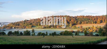 Buckinghamshire Blick auf die Landschaft von Hambleden in den frühen Morgen Herbstlicht. Hambleden, Buckinghamshire, England. Panorama Stockfoto