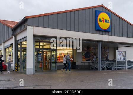 Valencia, Spanien. November 2020. Menschen außerhalb des Lidl-Supermarkts während des Alarmzustands im Einkaufszentrum Osito La Eliana. Kredit: Xisco Navarro/SOPA Images/ZUMA Wire/Alamy Live Nachrichten Stockfoto