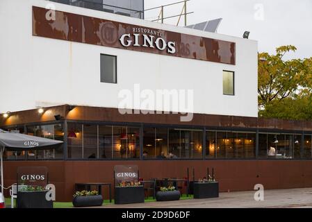 Valencia, Spanien. November 2020. Außenansicht des Restaurants Ginos während des Alarmzustands im Einkaufszentrum Osito La Eliana. Kredit: Xisco Navarro/SOPA Images/ZUMA Wire/Alamy Live Nachrichten Stockfoto