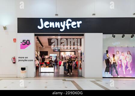 Valencia, Spanien. November 2020. Eine arbeitende Frau mit einer Maske im Jennyfer Damenbekleidungsgeschäft während des Alarmzustands im Einkaufszentrum Osito La Eliana. Kredit: Xisco Navarro/SOPA Images/ZUMA Wire/Alamy Live Nachrichten Stockfoto