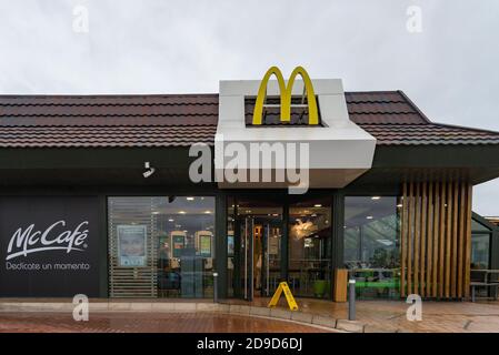 Valencia, Spanien. November 2020. Außenansicht des multinationalen Fast-Food-Restaurants McDonald's während des Alarmzustands im Einkaufszentrum Osito La Eliana. Kredit: Xisco Navarro/SOPA Images/ZUMA Wire/Alamy Live Nachrichten Stockfoto