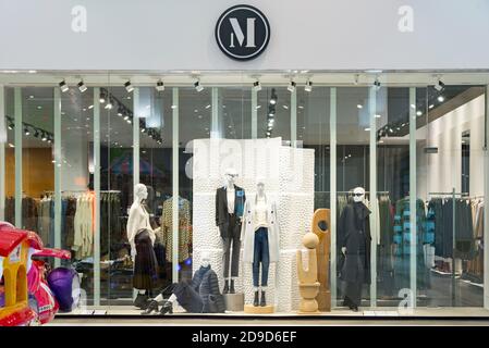 Valencia, Spanien. November 2020. Blick auf den Mango-Bekleidungsladen während des Alarmzustands im Einkaufszentrum Osito La Eliana. Kredit: Xisco Navarro/SOPA Images/ZUMA Wire/Alamy Live Nachrichten Stockfoto