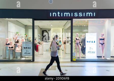 Valencia, Spanien. November 2020. Eine Frau mit einer Maske, die während des Alarmzustands im Einkaufszentrum Osito La Eliana vor dem Intimissimi-Laden läuft. Kredit: Xisco Navarro/SOPA Images/ZUMA Wire/Alamy Live Nachrichten Stockfoto