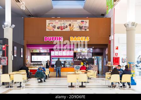 Valencia, Spanien. November 2020. Menschen sitzen im multinationalen Duffin Dagels während des Alarmzustands im Einkaufszentrum Osito La Eliana. Kredit: Xisco Navarro/SOPA Images/ZUMA Wire/Alamy Live Nachrichten Stockfoto
