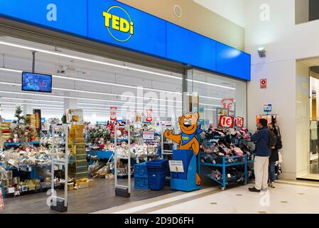 Valencia, Spanien. November 2020. Zwei Menschen beobachten bietet Produkte im Shop German Tedi während des Alarmzustands im Einkaufszentrum Osito La Eliana an. Kredit: Xisco Navarro/SOPA Images/ZUMA Wire/Alamy Live Nachrichten Stockfoto