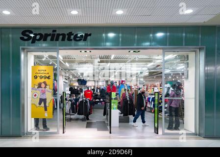 Valencia, Spanien. November 2020. Ein Mann mit Maske im Bekleidungsgeschäft Sprinter während des Alarmzustands im Einkaufszentrum Osito La Eliana. Kredit: Xisco Navarro/SOPA Images/ZUMA Wire/Alamy Live Nachrichten Stockfoto