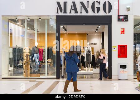 Valencia, Spanien. November 2020. Zwei Frauen, die während des Alarmzustands im Einkaufszentrum Osito La Eliana in den Mango-Bekleidungsladen eindungten. Kredit: Xisco Navarro/SOPA Images/ZUMA Wire/Alamy Live Nachrichten Stockfoto