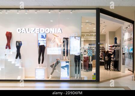 Valencia, Spanien. November 2020. Zwei Frauen mit Maske einkaufen im Geschäft Calzedonia während des Alarmzustands im Einkaufszentrum Osito La Eliana. Kredit: Xisco Navarro/SOPA Images/ZUMA Wire/Alamy Live Nachrichten Stockfoto