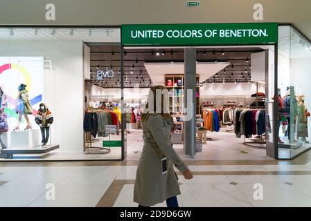Valencia, Spanien. November 2020. Eine Frau, die während des Alarmzustands im Einkaufszentrum Osito La Eliana vor dem United Colors of Benetton Store läuft. Kredit: Xisco Navarro/SOPA Images/ZUMA Wire/Alamy Live Nachrichten Stockfoto