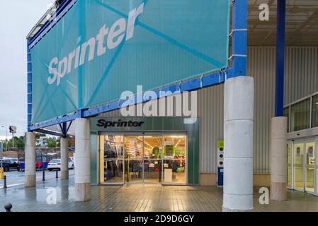 Valencia, Spanien. November 2020. Blick auf das Bekleidungsgeschäft Sprinter im Einkaufszentrum Osito La Eliana. Kredit: Xisco Navarro/SOPA Images/ZUMA Wire/Alamy Live Nachrichten Stockfoto