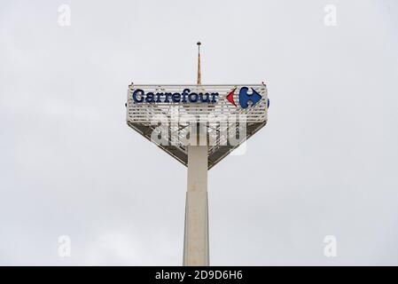 Valencia, Spanien. November 2020. Logo von Carrefour während des Alarmzustands im Einkaufszentrum Osito La Eliana. Kredit: Xisco Navarro/SOPA Images/ZUMA Wire/Alamy Live Nachrichten Stockfoto