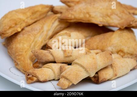 Shortbread-Kekse auf einem weißen Teller. Party gefüllt. Stockfoto