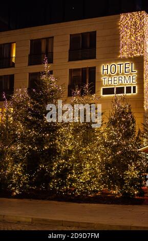 Meran, Südtirol/Italien Dezember, 13 2018 Hotel Therme Meran/Terme Meran geschmückt mit weihnachtlichen Lichterketten und weihnachtsbäumen Stockfoto