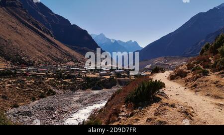 Schöne Aussicht auf kleine sherpa Dorf Hilajung in einem Tal in der Nähe von Thame, Khumbu Region, Sagarmatha Nationalpark, Himalaya, Nepal. Stockfoto