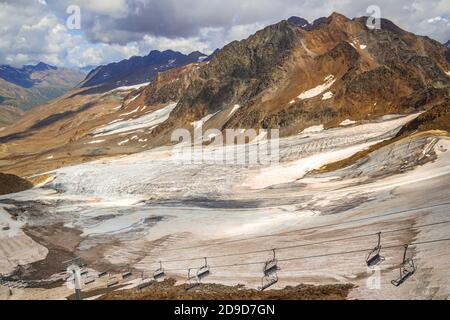 Panorama-Berglandschaft des Skigebiets schnalstaler gletscher in den Ötztal alpen an der Grenze von italien nach österreich, vom Gipfel des grawaldes aus gesehen Stockfoto