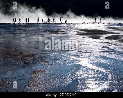 Grand Prismatic Spring, die größte heiße Quelle der USA und eine geothermische Attraktion im Yellowstone National Park, USA Stockfoto