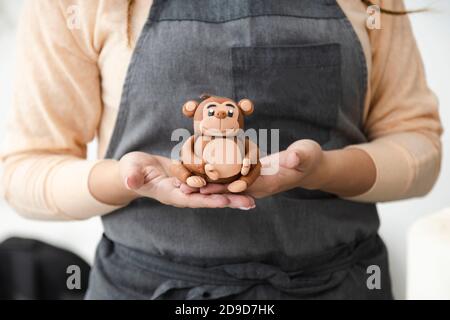 Nahaufnahme stolze junge Frau in ihrer Konditorei - Frau mit Fondant oder Tonskulptur in ihrer Kuchenwerkstatt - unternehmungslustige hispanische Frau - junge Wom Stockfoto