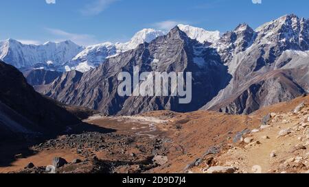 Atemberaubendes Bergpanorama mit schneebedeckten Bergen von der westlichen Aufstiegsroute des Renjo La Passes im Himalaya, Nepal. Stockfoto