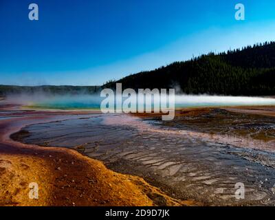 Grand Prismatic Spring, die größte heiße Quelle der USA und eine geothermische Attraktion im Yellowstone National Park, USA Stockfoto