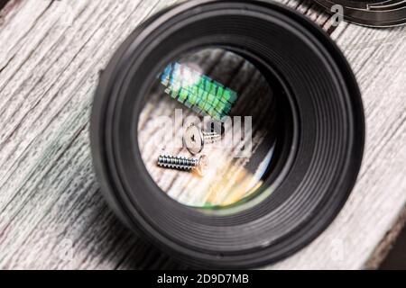 Einige kleine Schrauben an einer Lupe Objektiv fotografischen Glas ungemacht Nahaufnahme Stockfoto