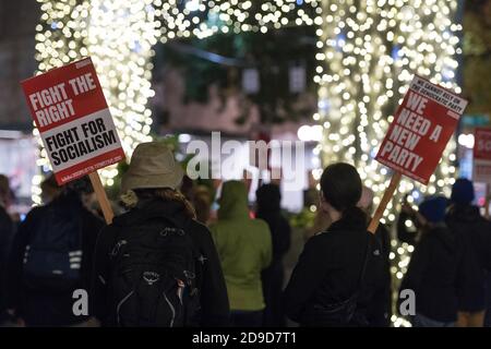 Seattle, USA. November 2020. Früh in der Nacht, Kampf für Sozialismus Zeichen bei einer Kshama Sawant Seattle Solidarity Kundgebung im Westlake Park. Kshama ist der einzige Sozialist im Stadtrat von Seattle. Quelle: James Anderson/Alamy Live News Stockfoto