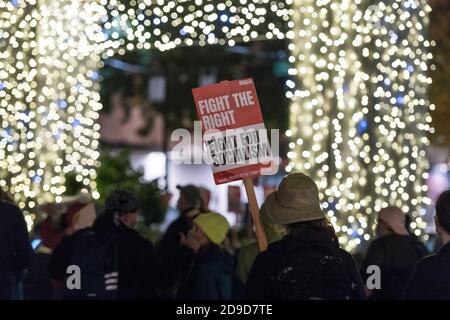 Seattle, USA. November 2020. Früh in der Nacht, Kampf für Sozialismus Zeichen bei einer Kshama Sawant Seattle Solidarity Kundgebung im Westlake Park. Kshama ist der einzige Sozialist im Stadtrat von Seattle. Quelle: James Anderson/Alamy Live News Stockfoto