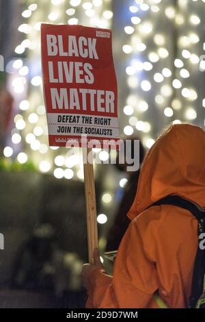 Seattle, USA. November 2020. Früh in der Nacht, BLM Zeichen an einer Kshama Sawant Seattle Solidarity Kundgebung im Westlake Park. Kshama ist der einzige Sozialist im Stadtrat von Seattle. Quelle: James Anderson/Alamy Live News Stockfoto